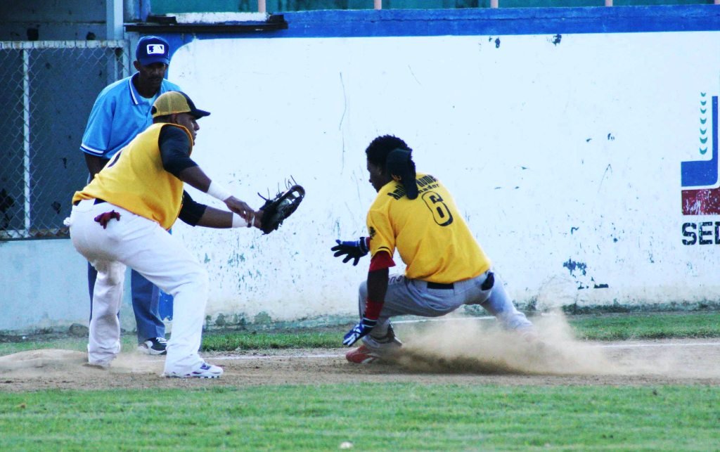 Ángel González, de los Granjeros pone, out a un jugador de los Arroceros